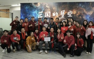 ​77岁易中天近照曝光，瘦骨嶙峋变化太大，转型导演拍《三国》电影