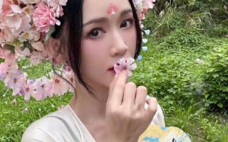 女星陈乔恩晒簪花照惊艳四座！45岁仍犹如女神，一生不育了无牵挂