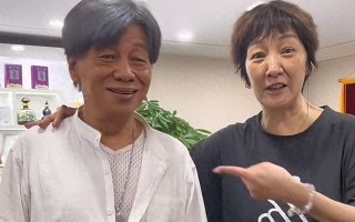 59岁“李莫愁”与梁小龙聚会！颜值崩塌认不出，与李若彤像两代人（李莫愁不杀小龙女）