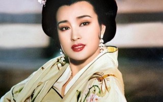 73岁刘晓庆晒出1983年第一届“央视春晚”旧照，确实美得很过分（刘晓庆1983年春晚上唱歌）