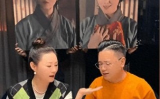 49岁“最美潘金莲”罕现身！和男网红高档餐厅吃饭，打扮精致贵（49岁"最美教授"再登央视:展现最高级的美）