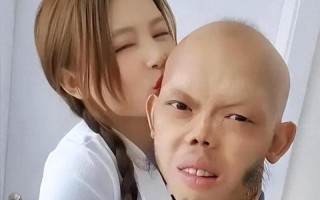 癞蛤蟆专吃天鹅肉！“妖魔”演员李平安，长相怪异却得“美艳”妻