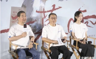 32岁周冬雨状态：穿露脐装留长发变漂亮了，新片和范伟演夫妻（周冬雨穿裙子）