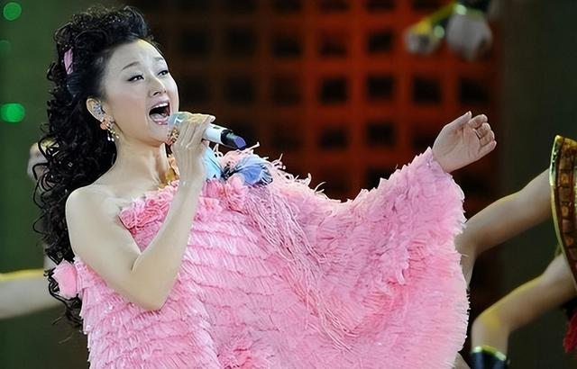 24年登春晚，39岁销声匿迹，“春晚国脸”宋祖英如今过得还好吗？（春晚国超）-第13张图片-九妖电影