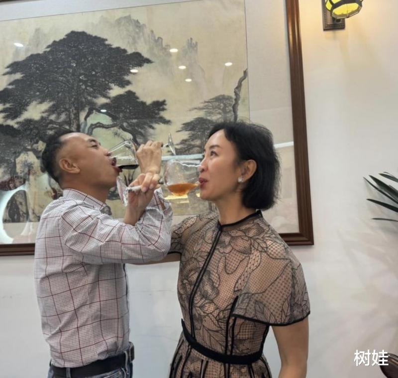 53岁港姐嫁到内蒙古8年，与丈夫喝酒庆祝，婚后未育视继子为亲生（港姐现状）-第6张图片-九妖电影