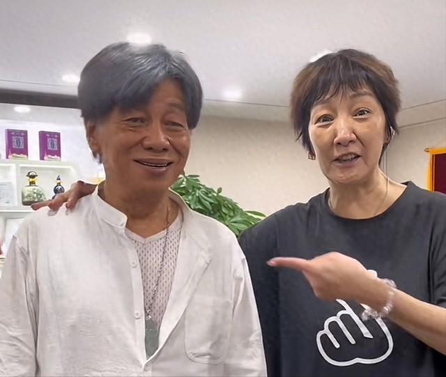 59岁“李莫愁”与梁小龙聚会！颜值崩塌认不出，与李若彤像两代人（李莫愁不杀小龙女）-第1张图片-九妖电影