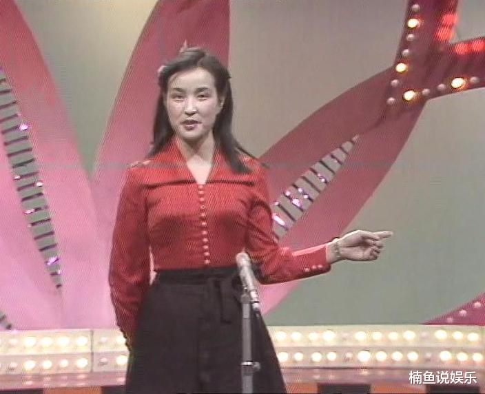 73岁刘晓庆晒出1983年第一届“央视春晚”旧照，确实美得很过分（刘晓庆1983年春晚上唱歌）-第5张图片-九妖电影