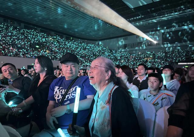 88岁李明启去看演唱会，行动不便要人搀扶，和苏有朋合影掀回忆杀（李明启老伴图片简笔画）-第5张图片-九妖电影