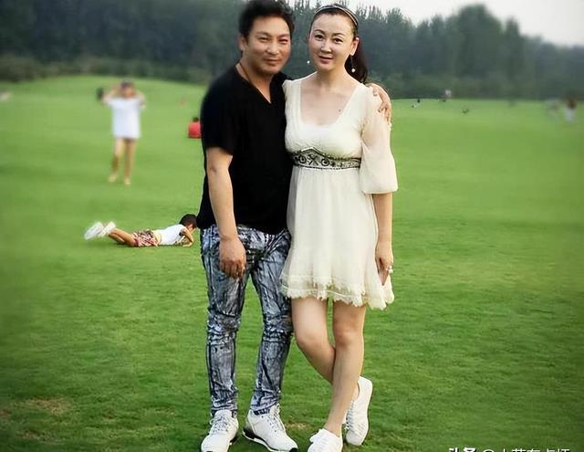 央视春晚一曲成名，却被砍下巴缝130针变阶下囚，如今卖马桶为生-第8张图片-九妖电影