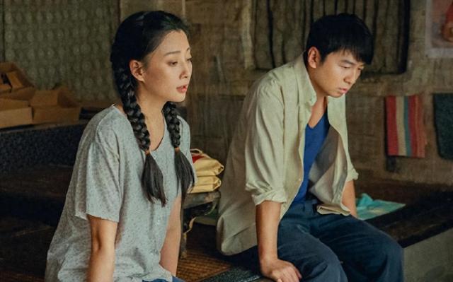 “硅胶脸”把年代剧害惨了！僵硬肿胀、审美降级，演技再好也白搭（硅胶脸皮）-第2张图片-九妖电影