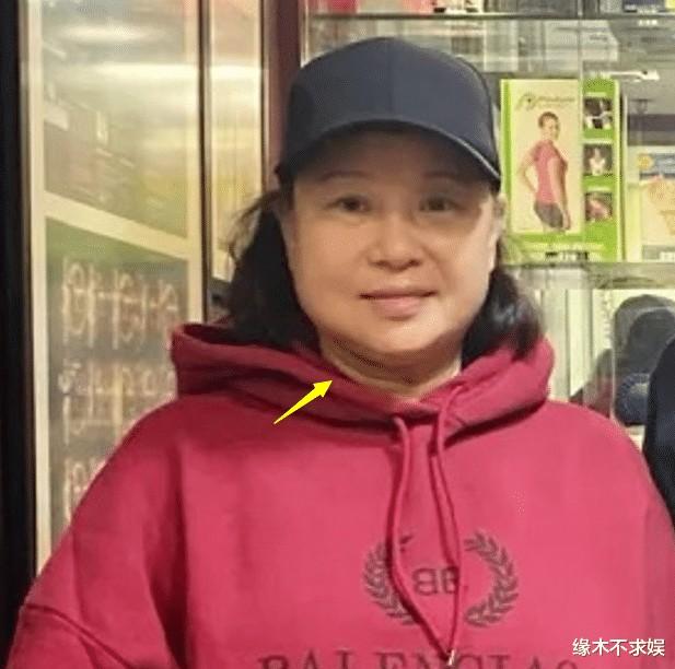 71岁赌王三太何婉珍罕露面，穿万元卫衣太时髦，和何超莲做理疗！（何婉琪老公）-第5张图片-九妖电影