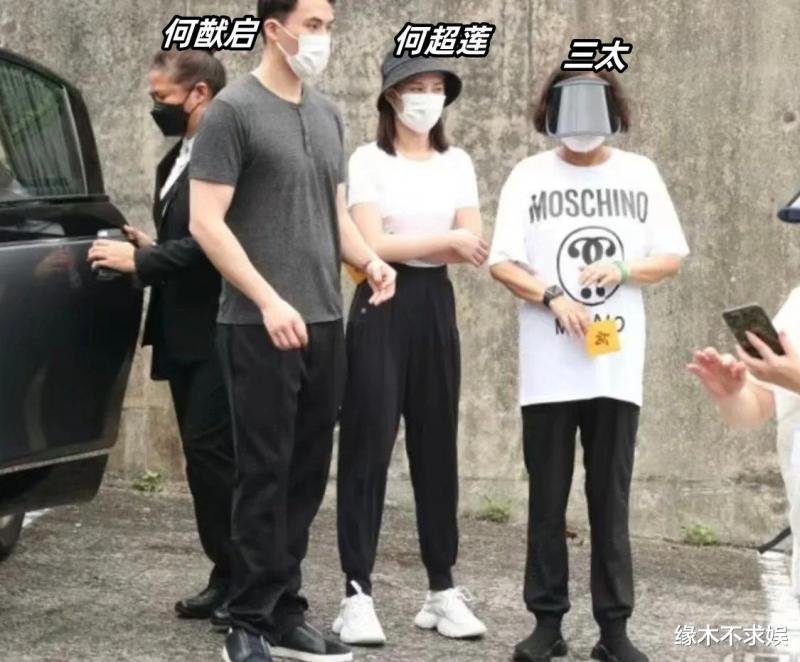 71岁赌王三太何婉珍罕露面，穿万元卫衣太时髦，和何超莲做理疗！（何婉琪老公）-第9张图片-九妖电影