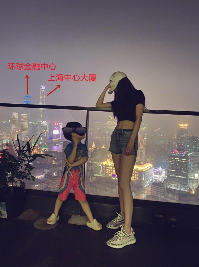 Angelababy上海街头遛狗，一身行头超10万元，家住20万一平豪宅（angelababy上海的家）-第6张图片-九妖电影