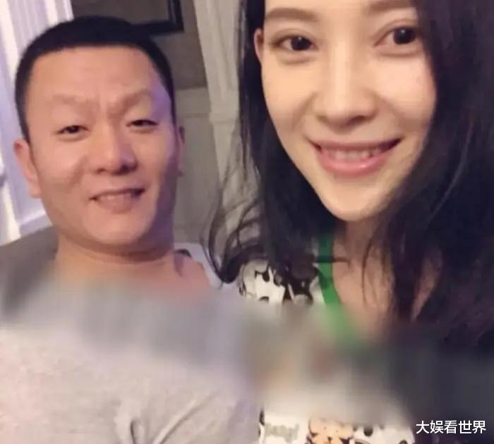 52岁汪峰与新女友逛街，两人十指紧扣感情甜蜜，网友：穿衣太减龄-第4张图片-九妖电影