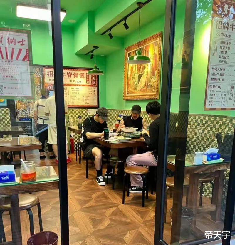 黄景瑜跟朋友一块出门聚餐，网友：他又不是啥大明星出门戴啥帽子-第2张图片-九妖电影