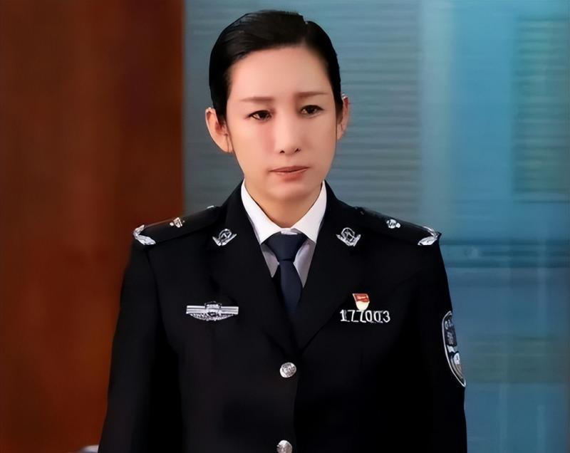 全程空洞眼，面无表情，33岁李一桐出手，带来教科书式“女警演技”（李一桐演戏怎么没表情）-第21张图片-九妖电影