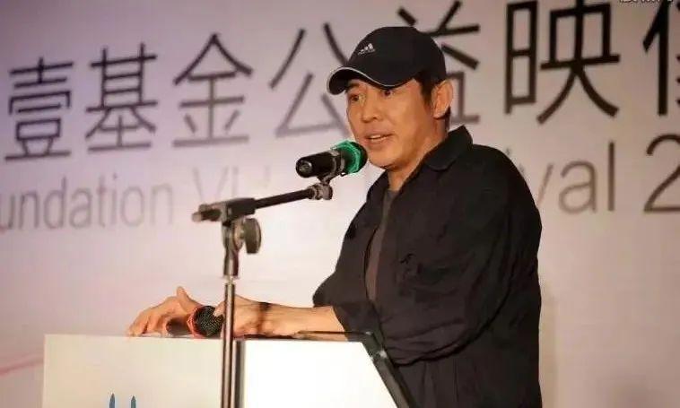 功夫巨星李连杰现身五台山，面容苍老需保镖搀扶，住持亲自来迎接（57岁李连杰现身五台山祈福）-第10张图片-九妖电影