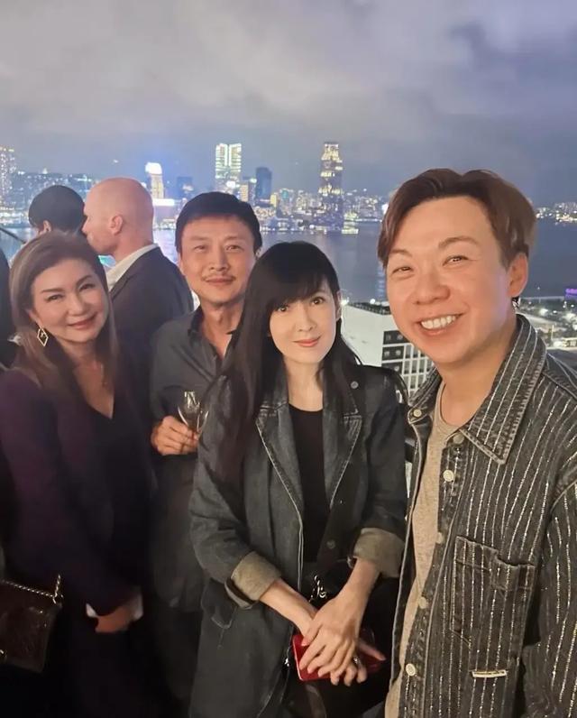 周慧敏与老公倪震合照流出！粉碎离婚传言，夫妻依偎灿笑感情好（周慧敏老公倪震有钱吗）-第5张图片-九妖电影