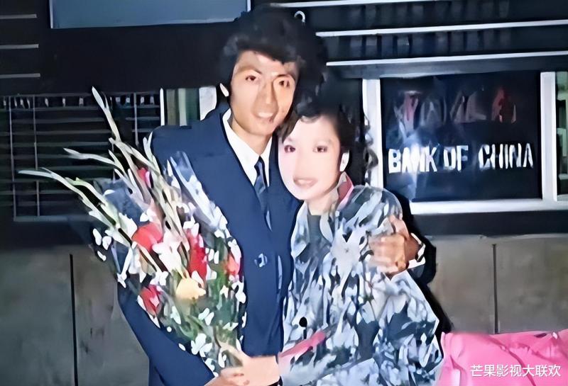 出道31年不温不火，老婆却靠一首歌吃了30年，如今成春晚常客_1（春晚夫妻离婚）-第36张图片-九妖电影