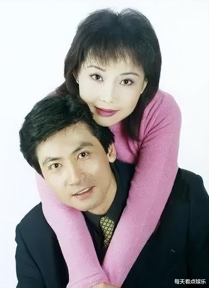 出道31年不温不火，老婆却靠一首歌吃了30年，如今成春晚常客_3（春晚30年三十首经典老歌曲大全播放下载）-第5张图片-九妖电影