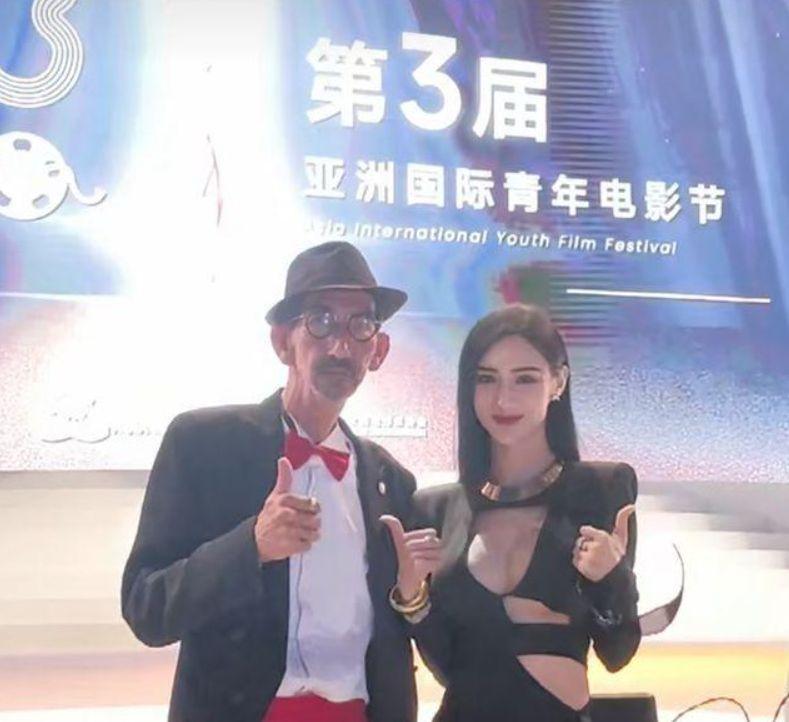 张纪中屡回头偷看美女，妻子静坐其后，网友热议：导演风范再现？-第10张图片-九妖电影