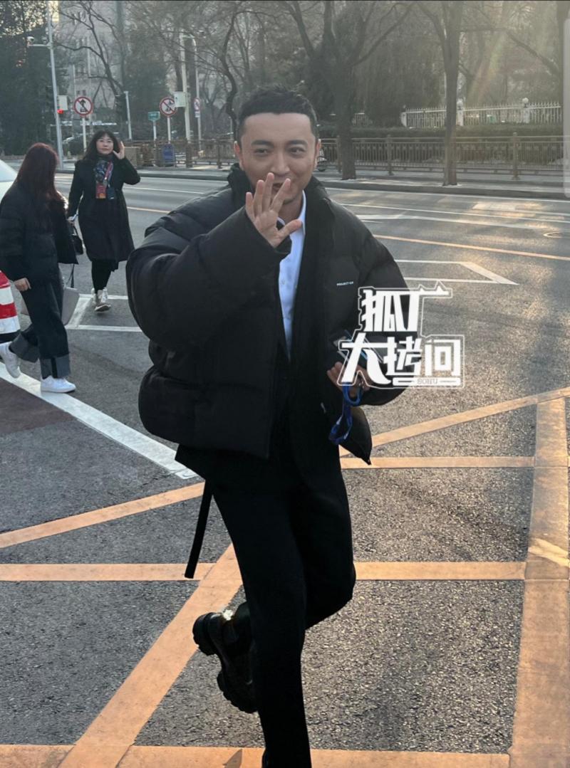 尼格买提现身春晚彩排，微笑和网友打招呼，手拿两个手机很亮眼-第2张图片-九妖电影