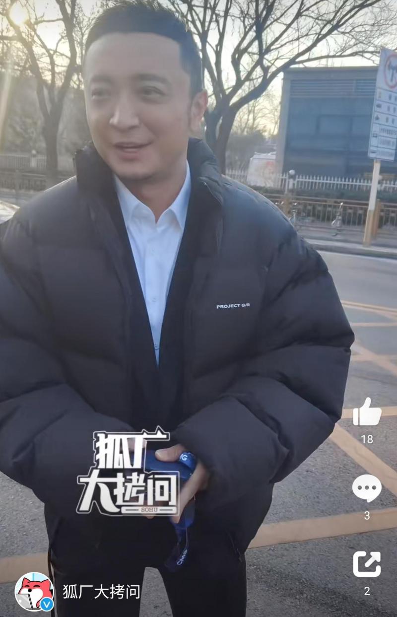 尼格买提现身春晚彩排，微笑和网友打招呼，手拿两个手机很亮眼-第3张图片-九妖电影