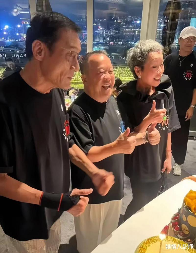 曾志伟生日宴，叶童头发花白，儿媳王敏弈清新淡雅，叶子楣却“暗藏杀器”-第7张图片-九妖电影