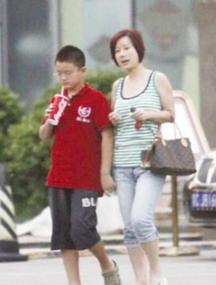 满文军：6次上春晚，当红时和二婚妻子双双入狱，如今怎么样了？_1-第23张图片-九妖电影