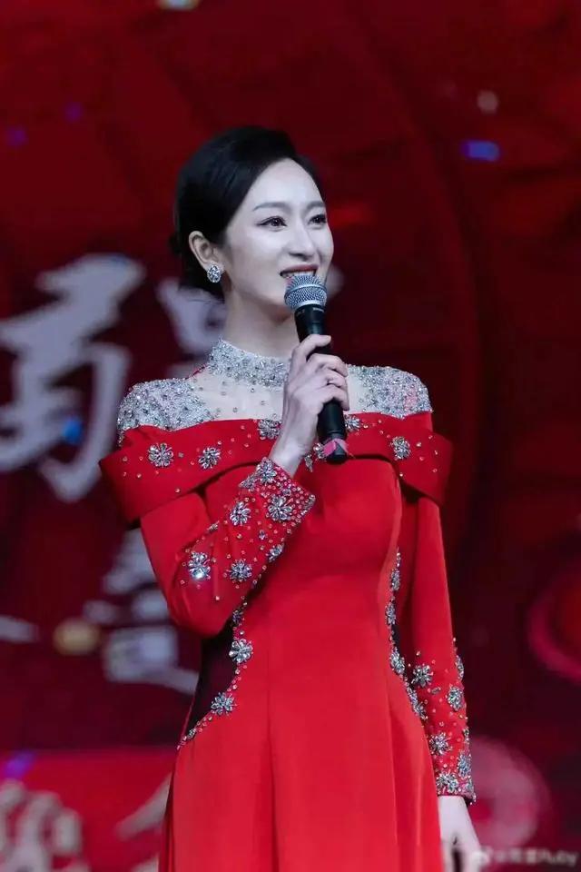 王治郅二婚妻子主持春晚！一袭红裙彰显美丽，为大13的老公生女-第3张图片-九妖电影