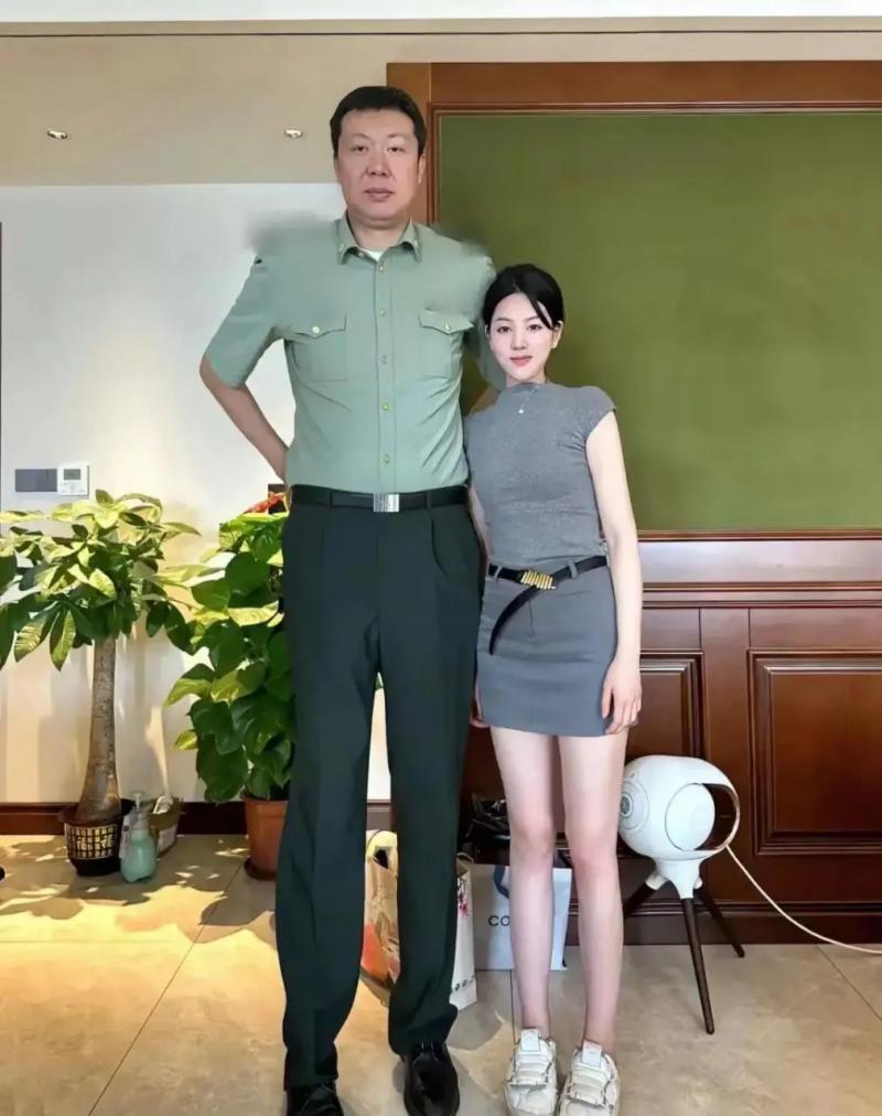 王治郅二婚妻子主持春晚！一袭红裙彰显美丽，为大13的老公生女-第4张图片-九妖电影