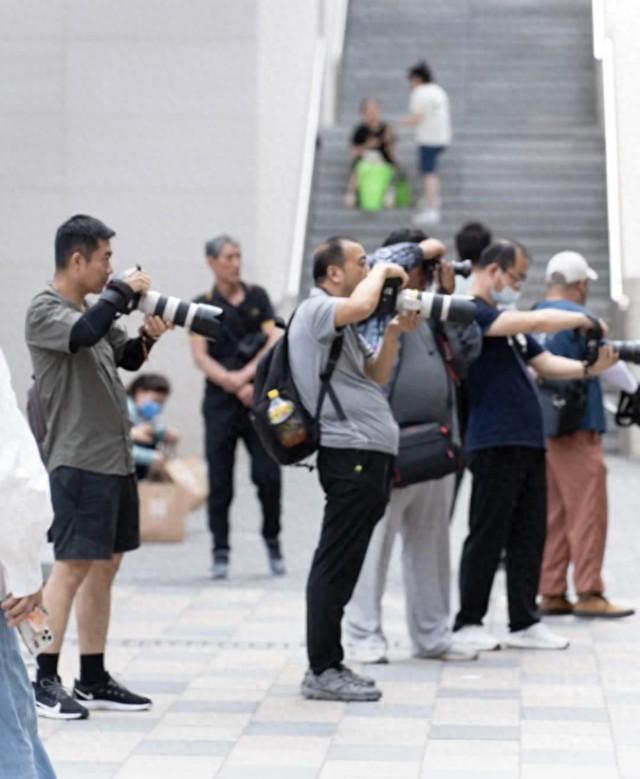 美女太古里被一群油腻男疯狂跟拍，躲都躲不掉！疑女当事人发声！-第15张图片-九妖电影