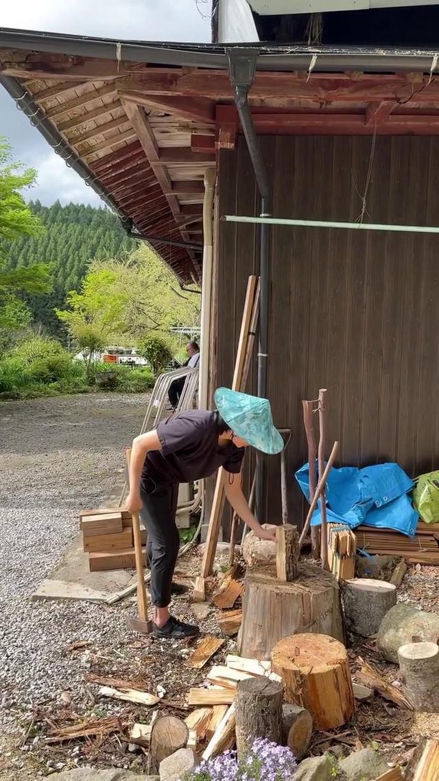 蒙嘉慧隐居日本农村，晒劈柴视频小腹隆起，发文辟谣怀孕只是胖了_1-第2张图片-九妖电影