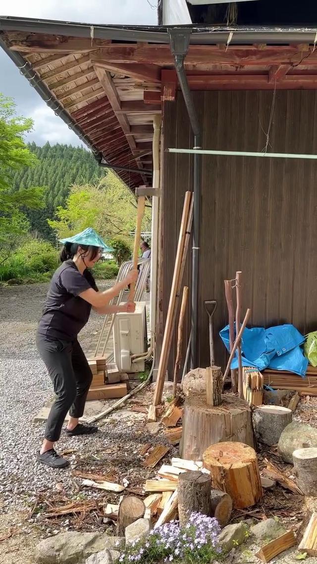 蒙嘉慧隐居日本农村，晒劈柴视频小腹隆起，发文辟谣怀孕只是胖了_1-第3张图片-九妖电影