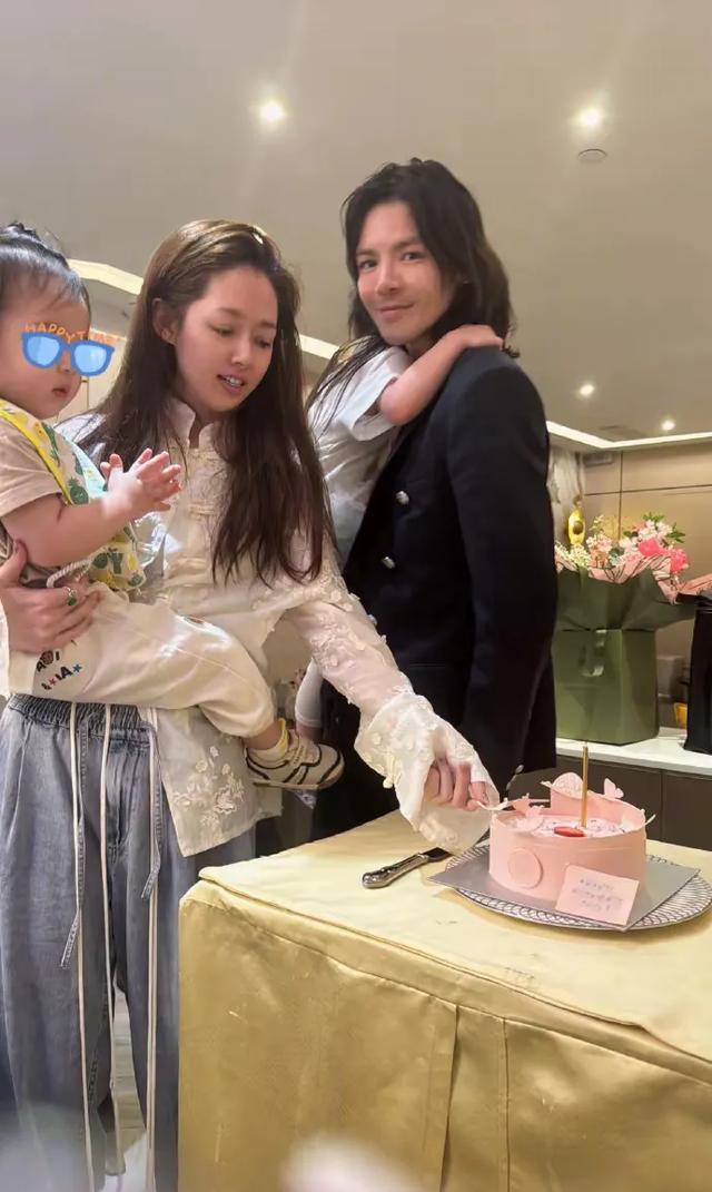 郭碧婷女儿爱爸爸，在陈岚向华强怀里很安静，被向佐抱着逗笑大人-第7张图片-九妖电影