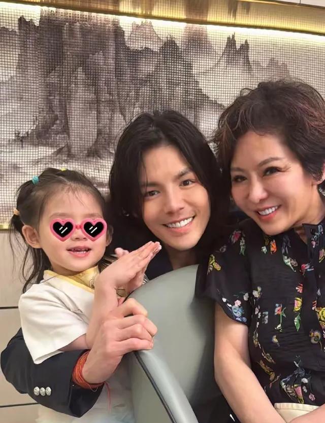 郭碧婷女儿爱爸爸，在陈岚向华强怀里很安静，被向佐抱着逗笑大人-第6张图片-九妖电影