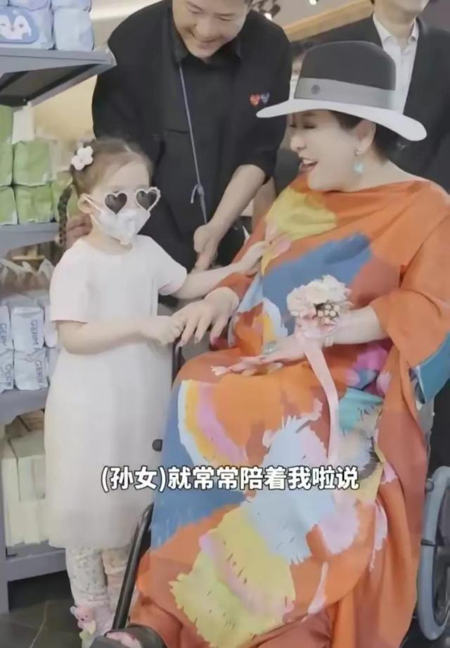 郭碧婷女儿爱爸爸，在陈岚向华强怀里很安静，被向佐抱着逗笑大人-第5张图片-九妖电影