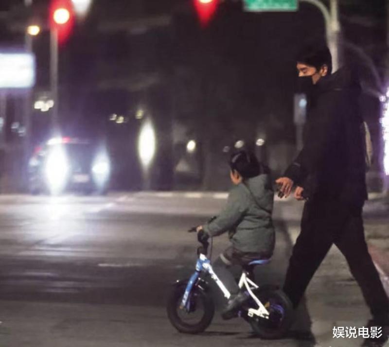 赵又廷高圆圆陪女儿骑单车，非常的尽心尽责，对女儿宠爱翻倍-第5张图片-九妖电影