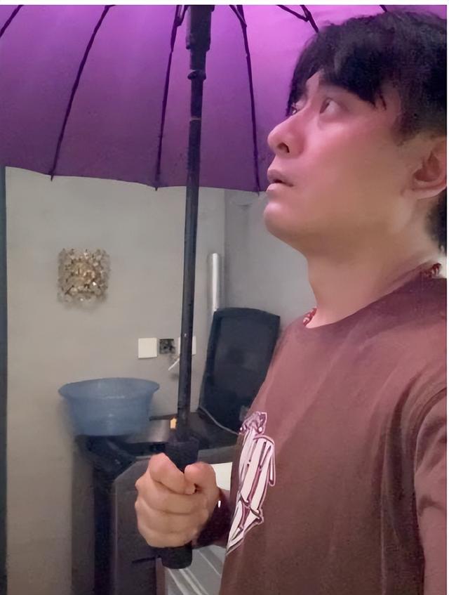 被上海暴雨控住的家：陈龙在家“打伞避雨”，陈赫家像“水帘洞”-第10张图片-九妖电影