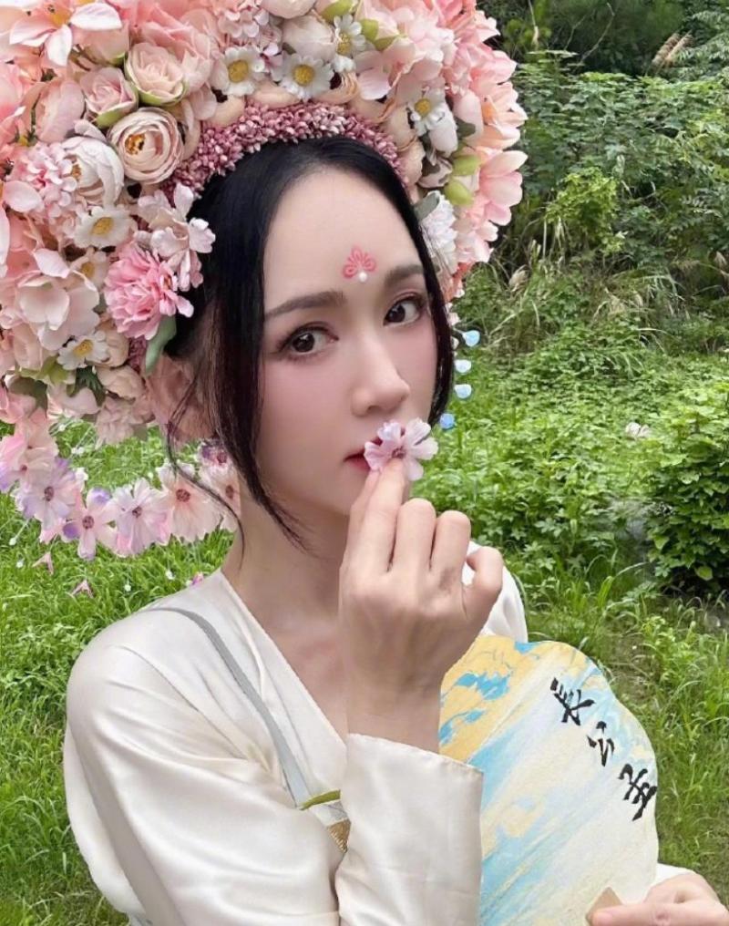 女星陈乔恩晒簪花照惊艳四座！45岁仍犹如女神，一生不育了无牵挂-第1张图片-九妖电影