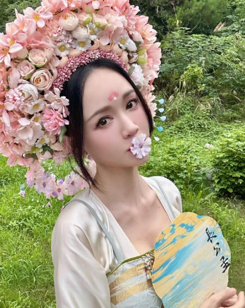 女星陈乔恩晒簪花照惊艳四座！45岁仍犹如女神，一生不育了无牵挂-第3张图片-九妖电影