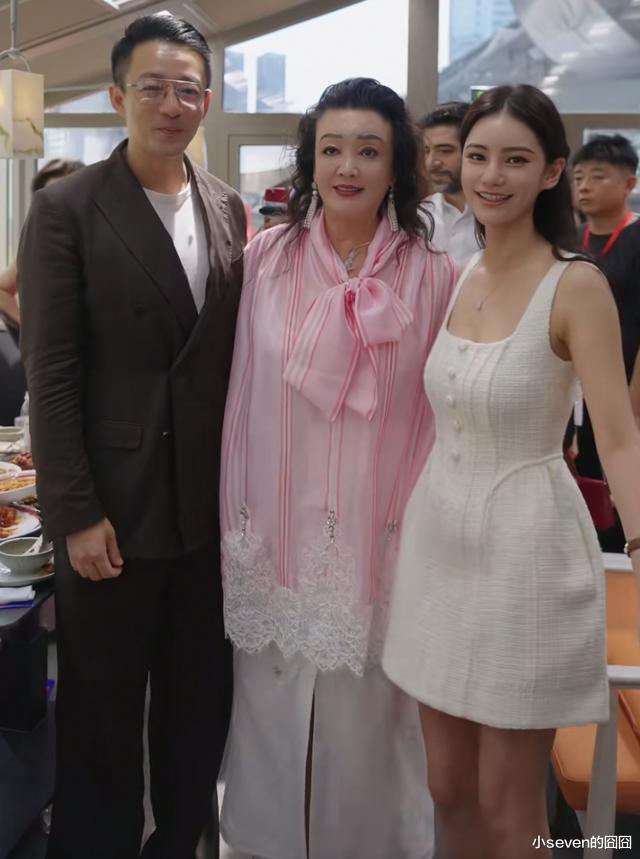 汪小菲女儿小玥儿近照曝光，长发及腰很好看，长得和大S一模一样-第8张图片-九妖电影