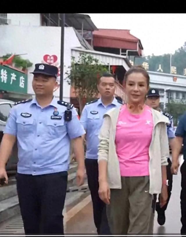 51岁朱迅徒步被偶遇，素颜真的老了，面容变形变化大彻底认不出！-第1张图片-九妖电影