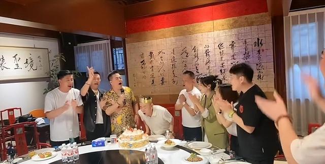 潘长江67岁生日宴曝光，众徒弟前来祝寿，宴会餐厅疑似老根山庄！-第5张图片-九妖电影