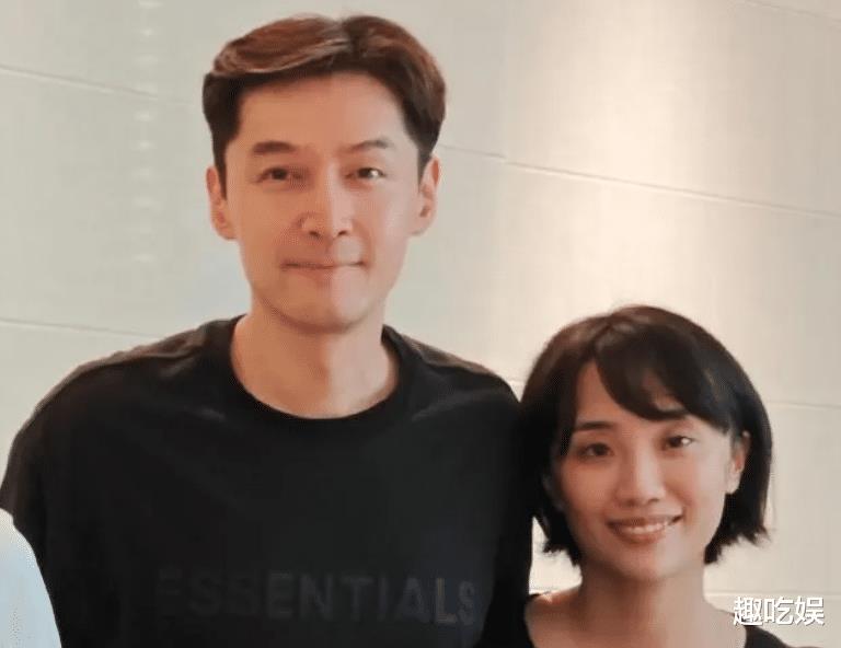 胡歌和老婆正面照曝光，同穿黑色系情侣装，小11岁、身高差太萌-第3张图片-九妖电影