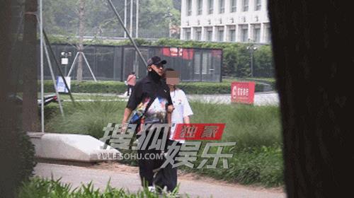 徐峥携女儿散步，15岁徐小宝身材和爸爸一样壮，走路气势都一样-第6张图片-九妖电影