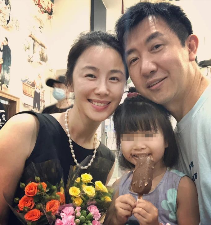 梅婷养他6年，李小冉为他堕胎2次，如今他55岁娶小15岁娇妻好幸福-第25张图片-九妖电影