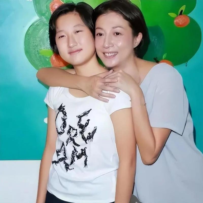 她是被成龙“抛弃”的女儿，如今她的报复比小说情节更加“疯狂”-第4张图片-九妖电影