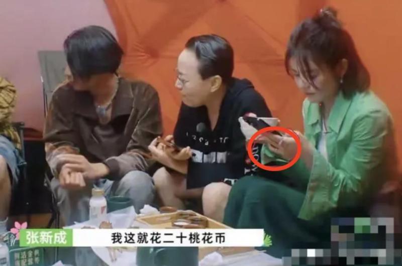 陈妍希首回应婚变传闻，毫不避讳谈及陈晓，婚戒仍戴在无名指上-第20张图片-九妖电影