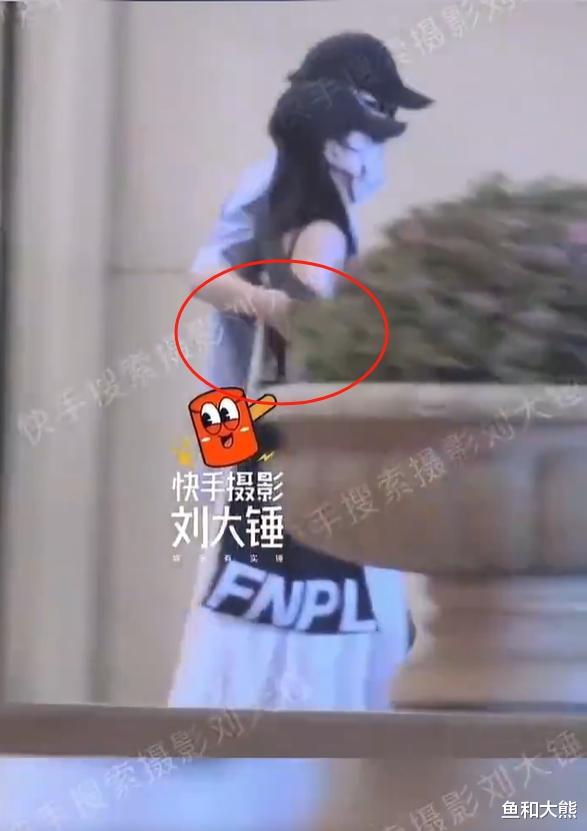 张婧仪人设崩塌？被知名男主编搂肩出门遭嘲，背靠周迅陈坤也无用（张婧仪1921剧照）-第10张图片-九妖电影